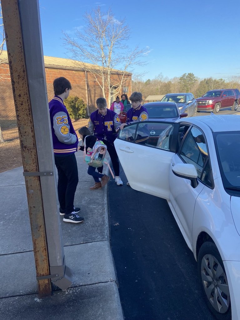 TallasseeS's tweet photo. The THS baseball team met at TES this morning to greet students as they arrived at school. Such a fun time for all the kids (big and small)! #TallasseePride #TogetherWeCan https://t.co/ztLjGdSxtX