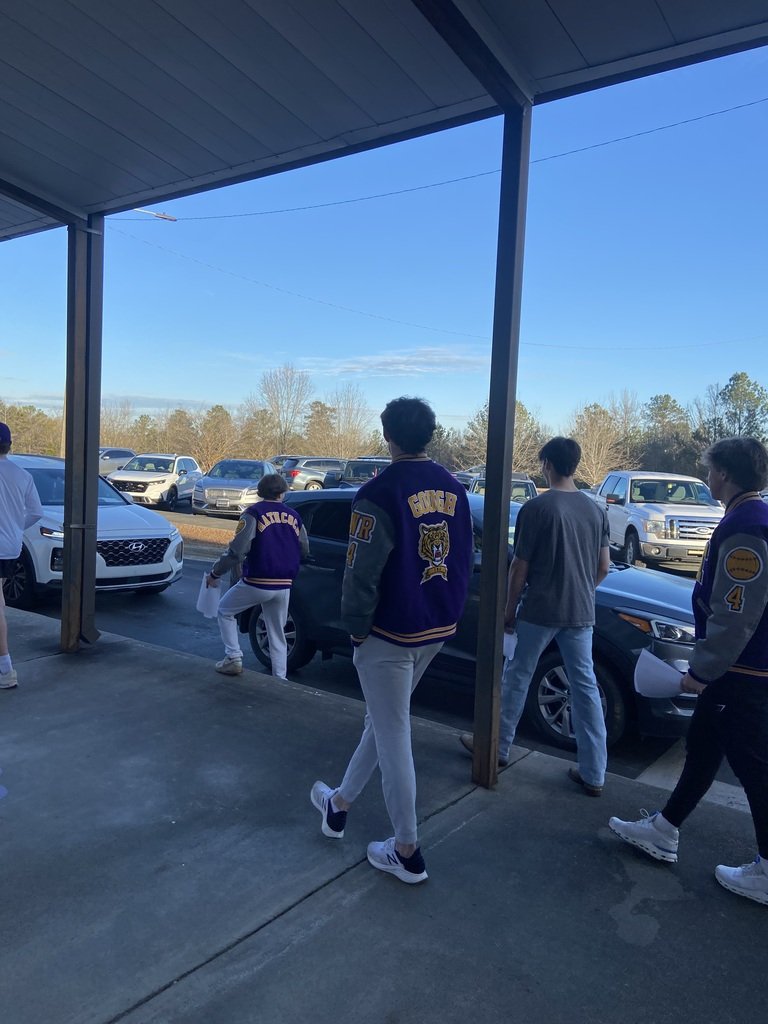 TallasseeS's tweet photo. The THS baseball team met at TES this morning to greet students as they arrived at school. Such a fun time for all the kids (big and small)! #TallasseePride #TogetherWeCan https://t.co/ztLjGdSxtX