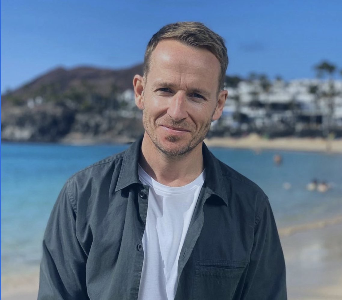 I am so deeply deeply upset that Jonnie Irwin has left us. One of the brightest most brilliant TV talents he made the programmes he presented with his light, bright, witty warmth a joy to watch. May his wife, sons and family be comforted on this sad day 🌞