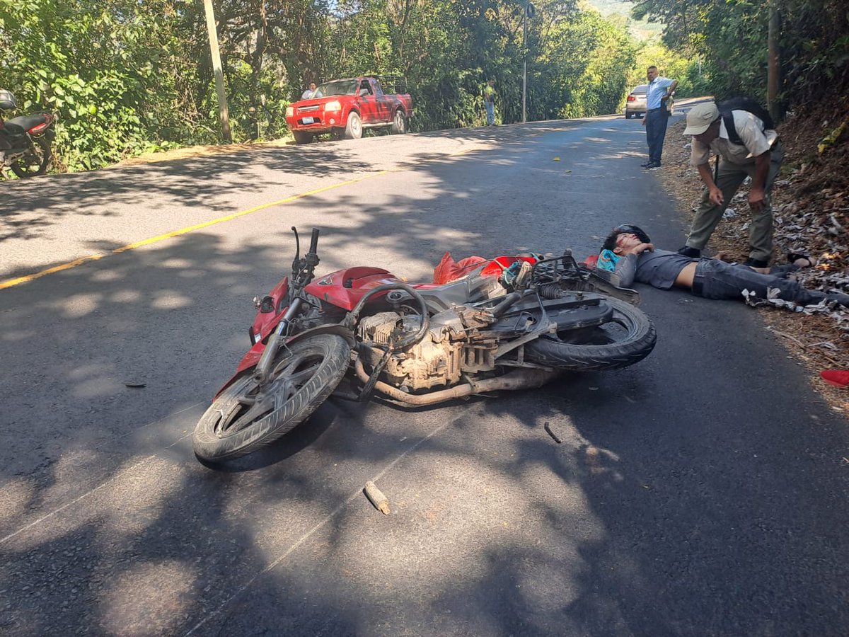 #Nacionales || Un motociclista resulto lesionado en un accidente de tránsito y fue trasladado al hospital Nacional de Usulután, este hecho ocurrió en la carretera que de Santiago de María conduce hacía Usulután, a la altura de la Finca la Perla Tecapan.