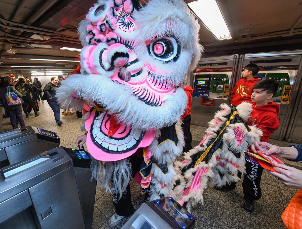 It’s Lunar New Year season — time to celebrate the Year of the Dragon. 🐉 Check out our guide to all sorts of festivities happening around NYC this month. As always, the @MTA will get you there, and don’t forget to tap to ride. away.mta.info/articles/lunar…