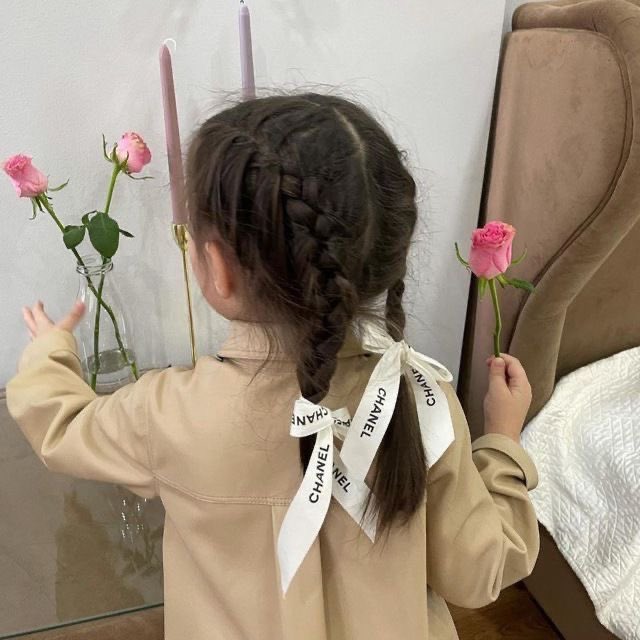 or4h_'s tweet photo. والوردُ يأخـذ عنها بعـض رِقَّتها
وما لها في جَميعِ الخلق أشباهُ https://t.co/ObI27mFvv5