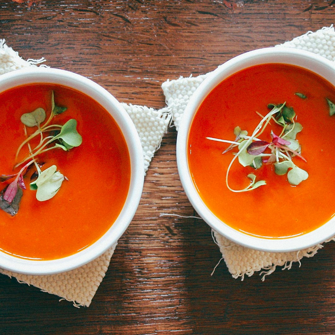 RAINY DAY GOODNESS! Whether you're under the weather or simply craving comfort, this bowl of soup is here to lift your spirits.

🥘: @thesoupmeistersnephew