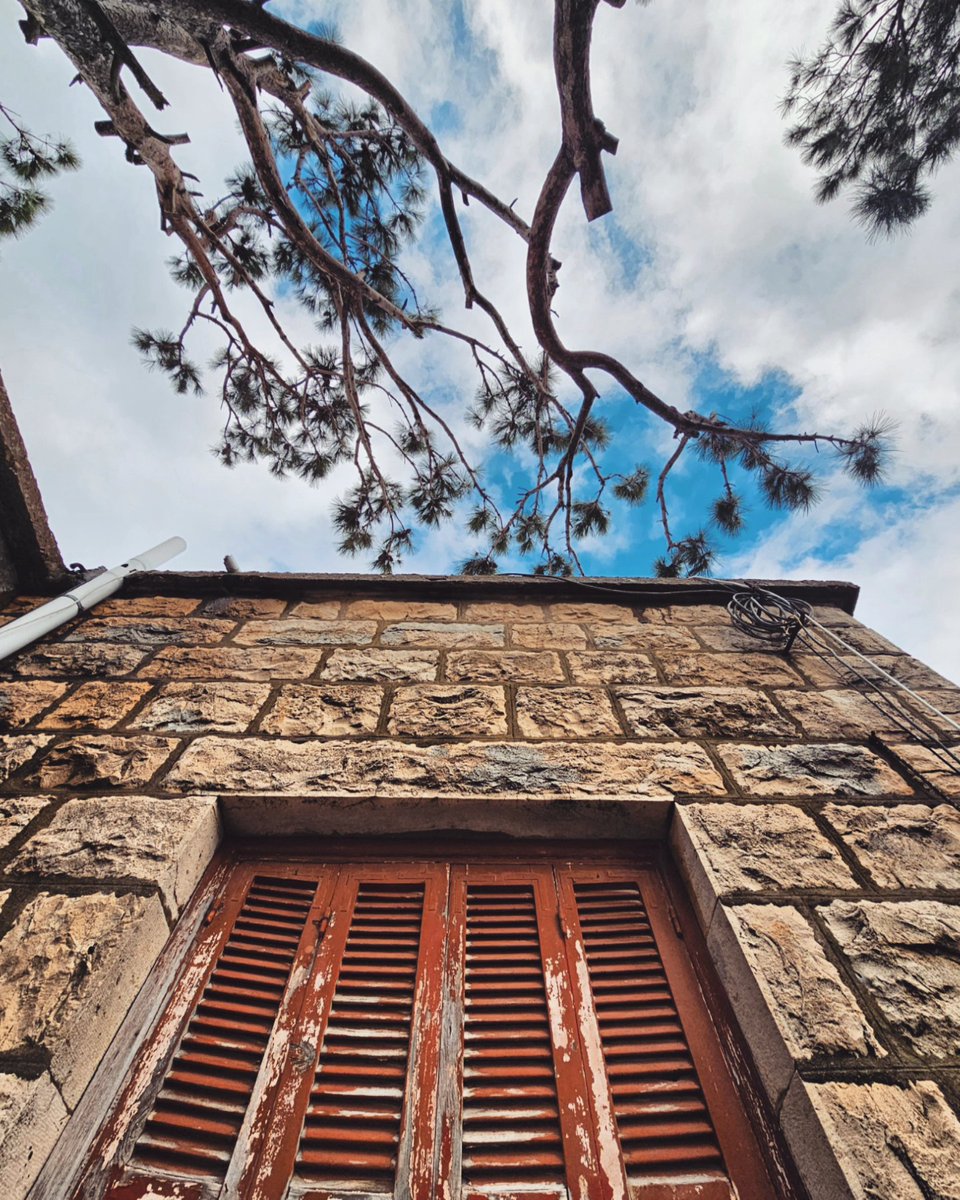 AnwarNajem2's tweet photo. Roofscape, because regular landscapes are overrated 🗨🤎🪽 
#الخنشارة #لبنان https://t.co/gsNssLk8el