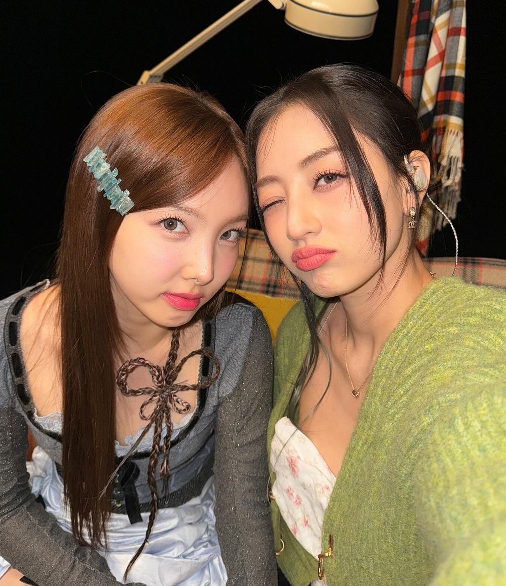 imnayeonarchive's tweet photo. two pretty bestfriends https://t.co/pxsfBoL7t0