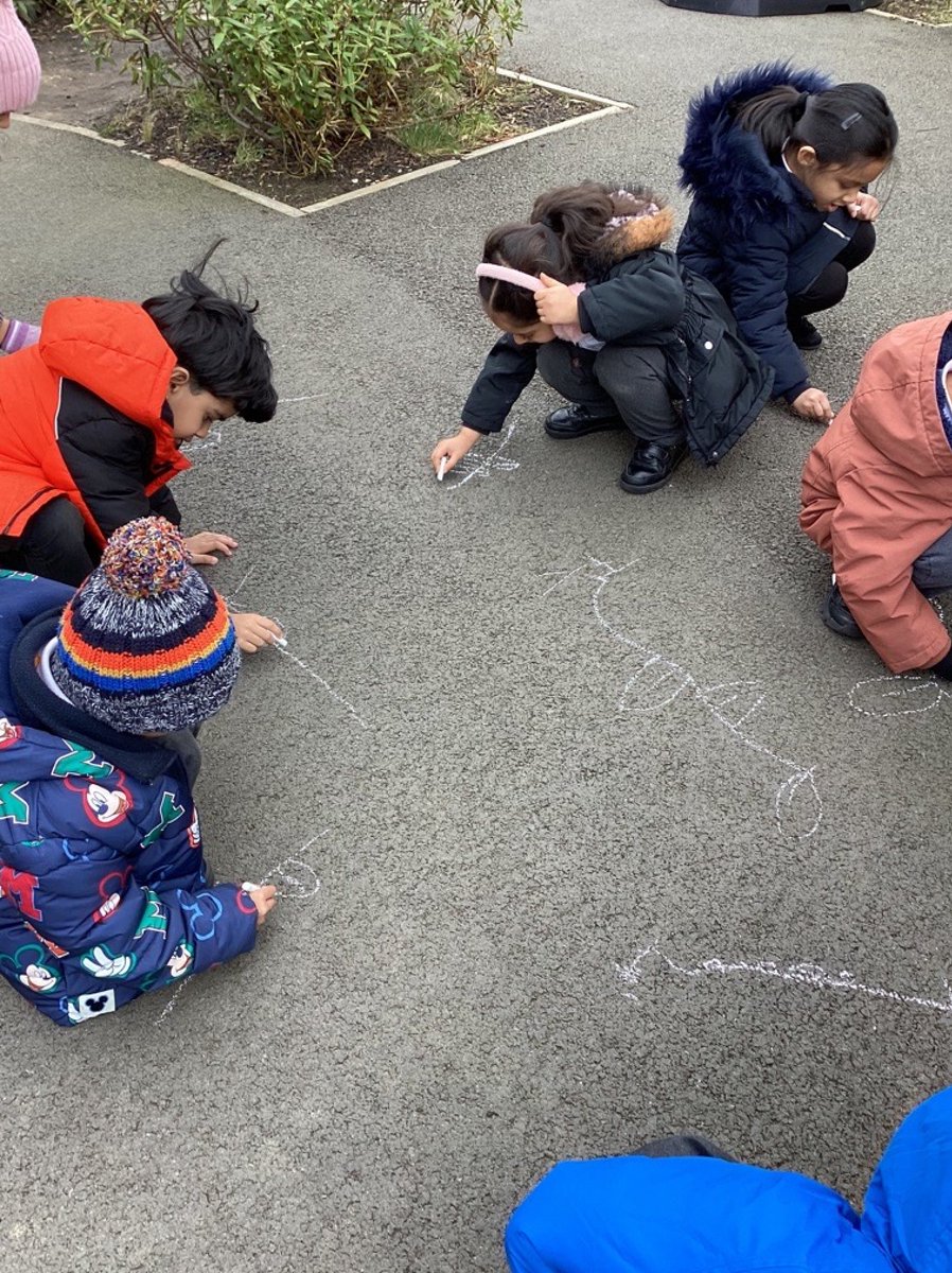 AFSPrimary's tweet photo. Reception have been reading Jack and the Beanstalk, so we drew our own beanstalks. We planted some runner beans and have been monitoring their growth, and have explored ‘long’ and ‘short’ in Maths! Can you draw three different sized beanstalks and measure them in cm? #afsprimary https://t.co/FuiTd90ASV