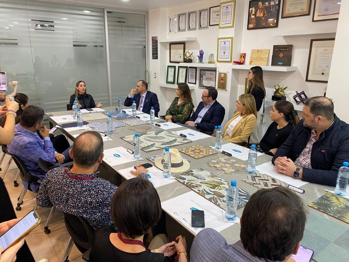 Hoy nos visitó la Ministra @sonsoles89 ; pudimos conversar sobre la importancia de la Industria Cuencana en el aporte al desarrollo del País <a href="/SomosGIG/">GIG</a> <a href="/Produccion_Ecu/">Ministerio de Producción</a>