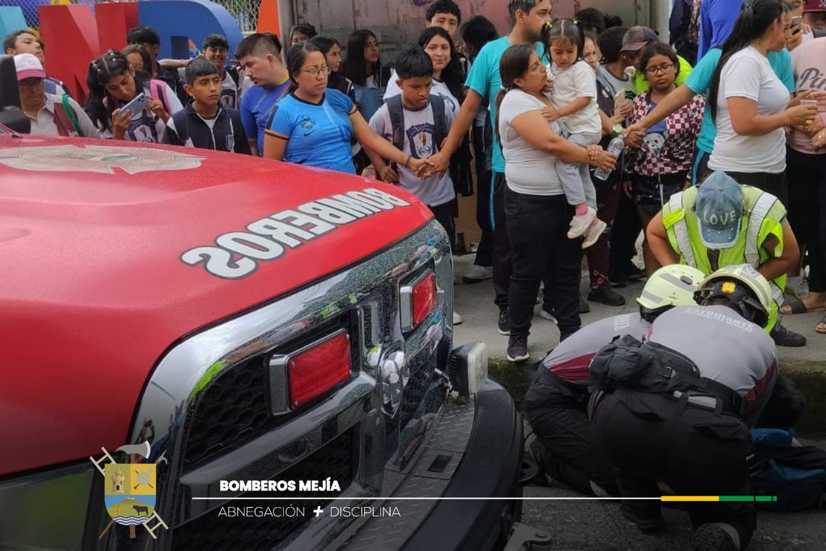 BomberosMejia1's tweet image. Un menor de edad fue impactado ✴️🚗por un vehículo liviano, este suceso se registró en el Centro de Tandapi en horas de la tarde.
Nuestros paramédicos 🚑🔰acudieron al lugar para brindar la atención prehospitalaria⚕️💪🏼 al paciente y trasladarlo hasta una casa de salud 🏥.
