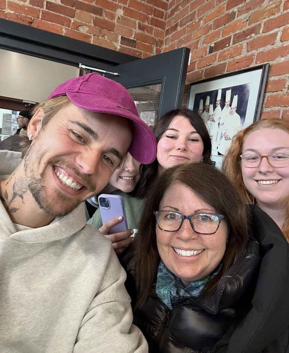 biebernovidade's tweet photo. 🚨MEU DEUS! Justin Bieber hoje com fãs em Stratford. https://t.co/Prtjcec15f