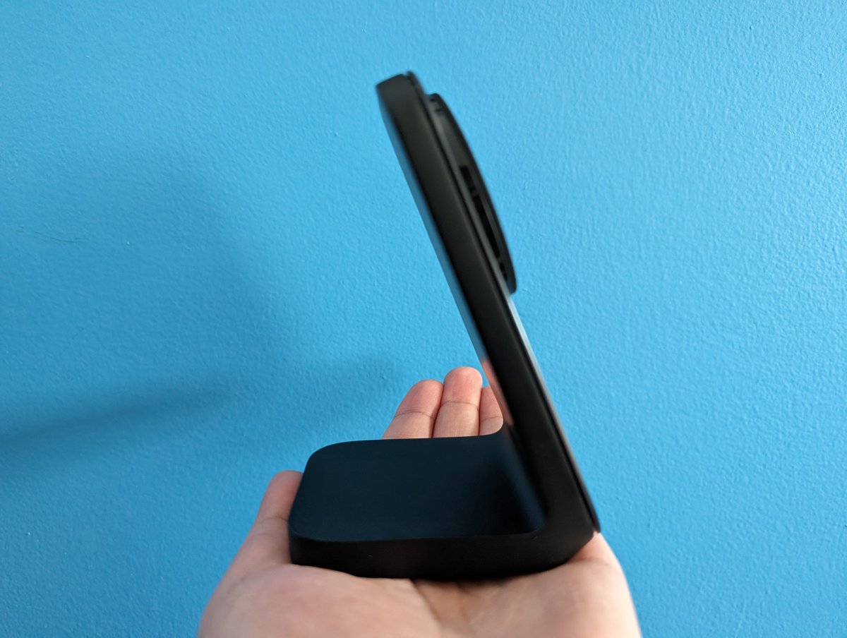sachinbahal's tweet image. Thanks @nomadgoods for sending their new Stand, which is their first Qi2 charger, the metal and glass design looks out-Standing 😉 and has a good amount of heft to it 

The Stand does require a 20W USB-C power adapter which isn't included ⚡

@qipower #Qi2 #NomadGoods