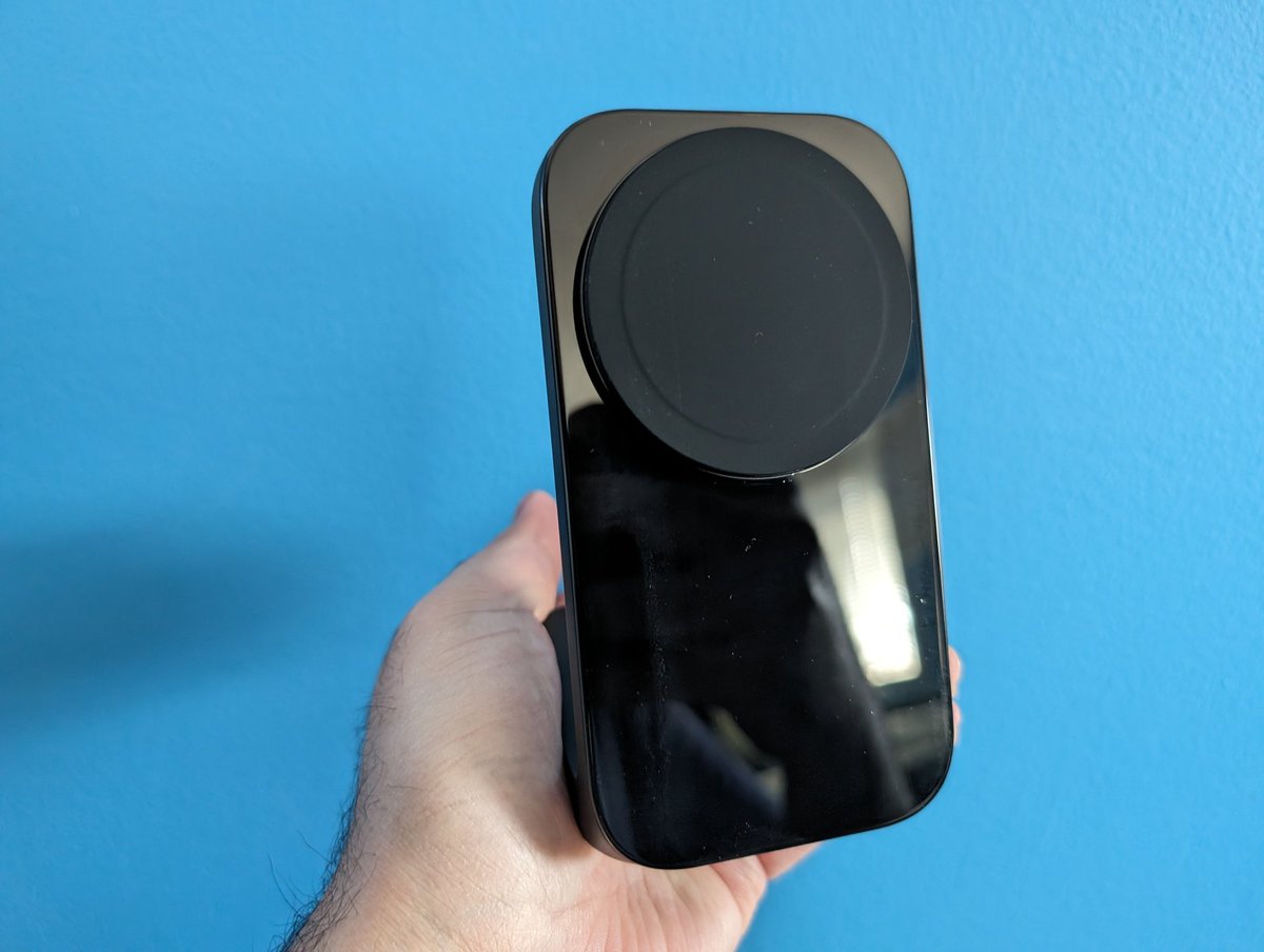 sachinbahal's tweet image. Thanks @nomadgoods for sending their new Stand, which is their first Qi2 charger, the metal and glass design looks out-Standing 😉 and has a good amount of heft to it 

The Stand does require a 20W USB-C power adapter which isn't included ⚡

@qipower #Qi2 #NomadGoods