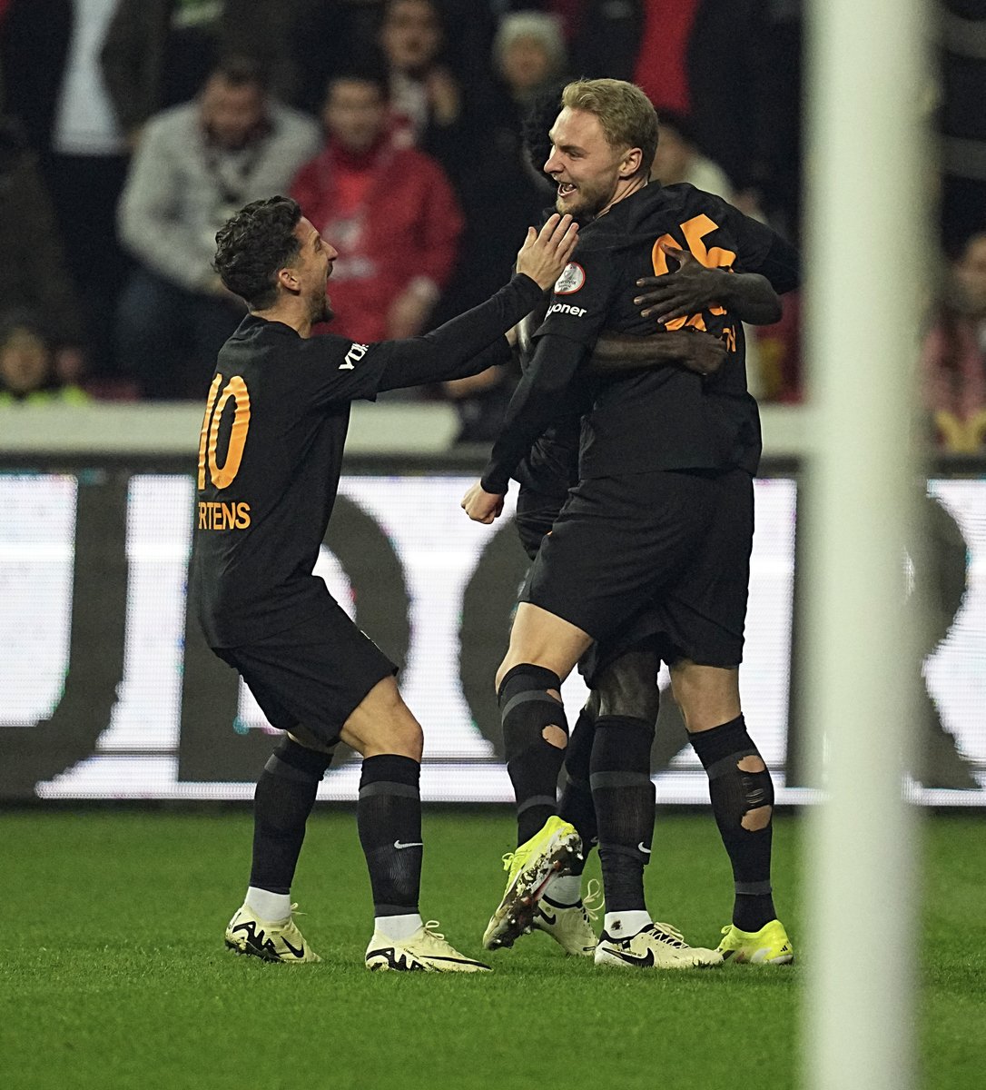 GalatasaraySK's tweet photo. 𝐊𝐢𝐧𝐠 𝐢𝐧 𝐭𝐡𝐞 𝐍𝐨𝐫𝐭𝐡! 👑

#SAMvGS https://t.co/j5J83QTcY2