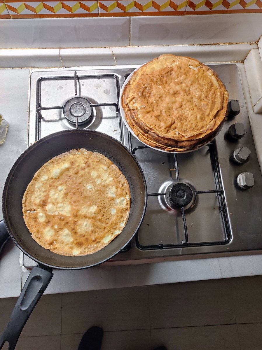 Visiting or no visiting, PhD or no PhD, pre-trends in my regressions or no, I'll always do crêpes for myself on the 2nd of February. #chandeleur 🥞