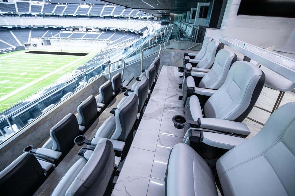 JoePompliano's tweet image. This luxury suite at Allegiant Stadium is currently listed at $2.5 million for the Super Bowl.

• 20 tickets
• 2 parking passes
• Food &amp;amp; beverage included

That's $125,000 per person.

(h/t Suite Experience Group)