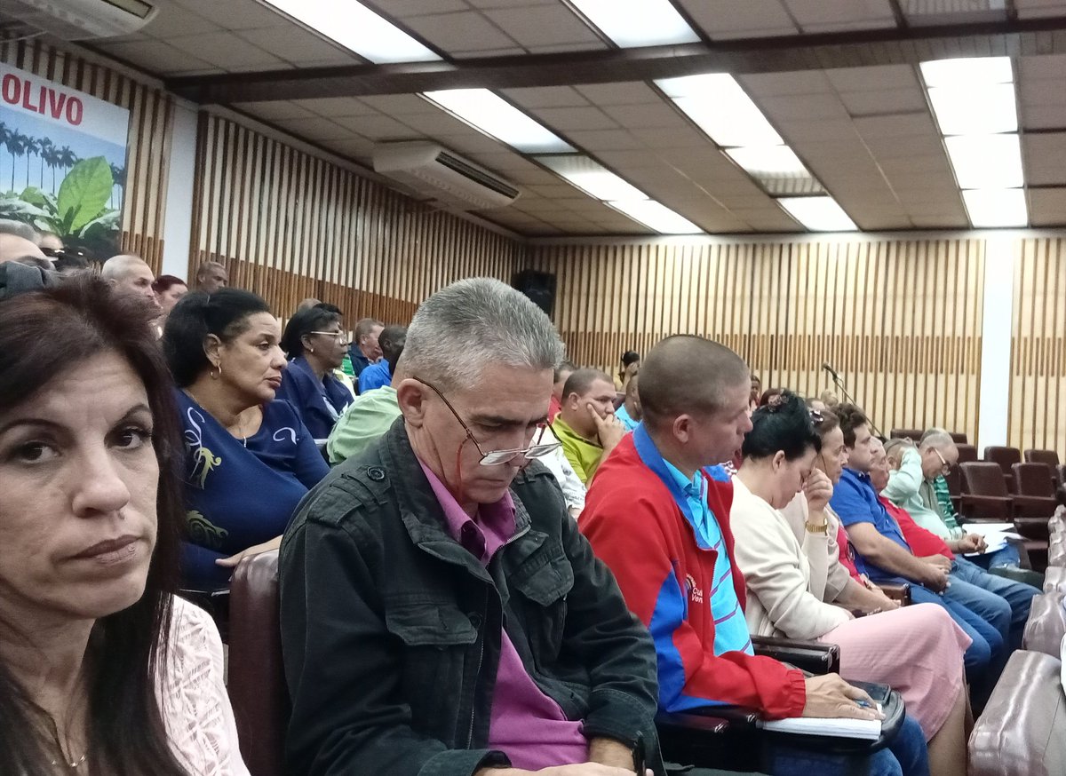 Con la entrega del carné de militante a Iván Barreto, por <a href="/YamileRamosCord/">Yamilé Ramos Cordero</a>, inicia la asamblea de balance del Cté del <a href="/PartidoPCC/">Partido Comunista de Cuba</a>, en la sede del organismo, a nivel provincial en #PinardelRío. Se debaten asuntos a superar en el presente y en el futuro.
#EstaEsLaRevolución
#Cuba