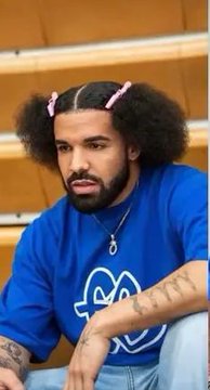 instablog9ja's tweet photo. Drake                                      ???😂 https://t.co/ez8ydlQjUZ