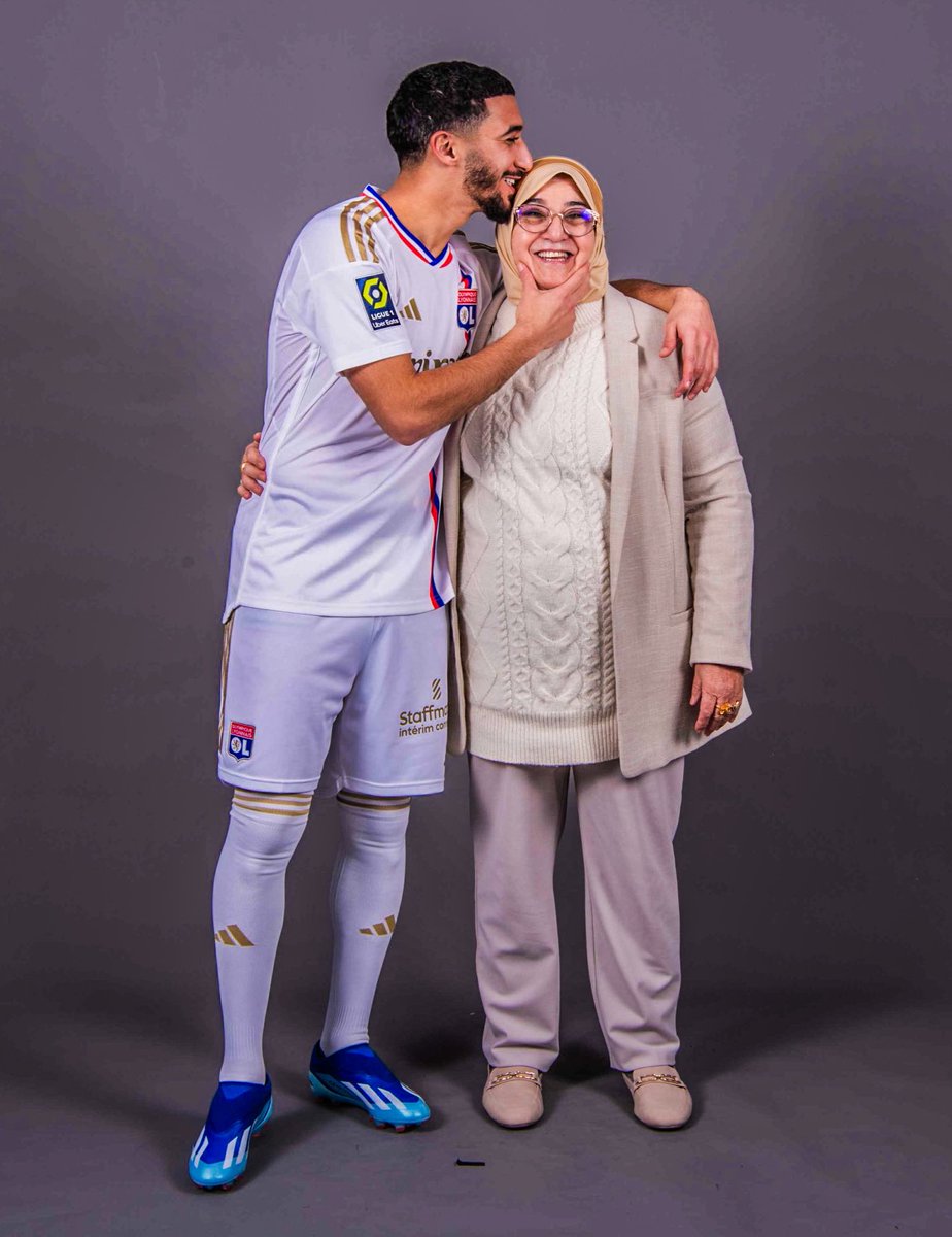 🇩🇿🥹 Saïd Benrahma with his mother after signing for Lyon! ❤️💙
