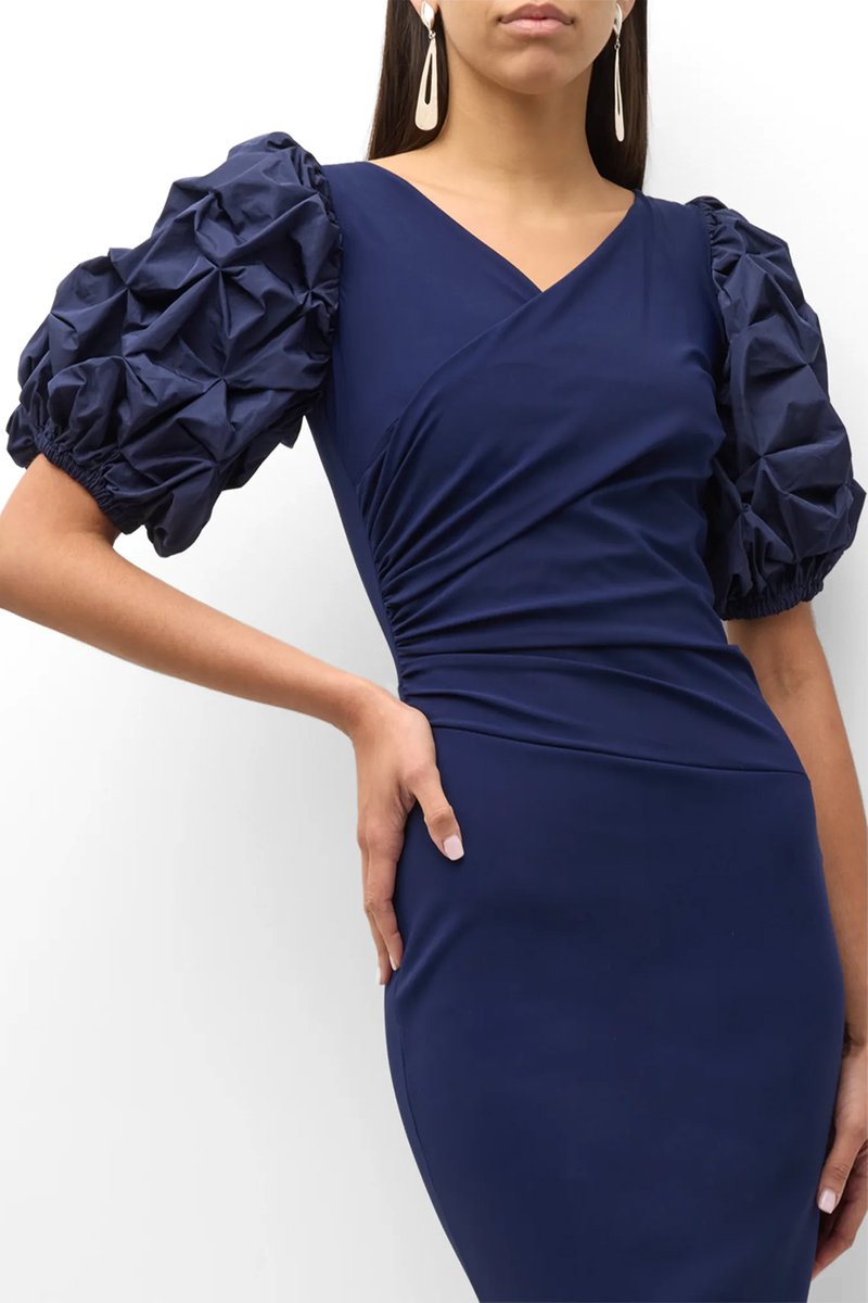 Vestido Granada, confeccionado en crepé Azul noche, drapeado en cintura y mangas tridimensionales, tallas desde la 34 hasta la 60, se confecciona en cinco colores mas. Envíos gratis a Península.☎️91 3853702 patbraam.com/vestidos-corto…