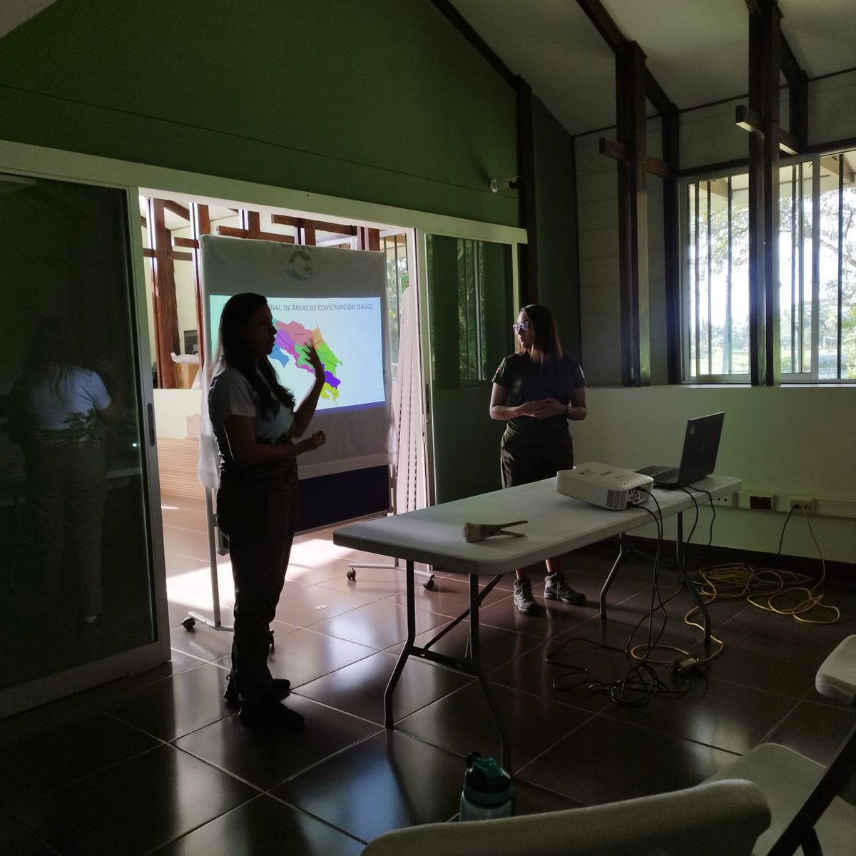 Camp_CostaRica's tweet photo. #CampCañoNegro
Our groups start their trips getting to know the labour of the National System of Conservation Areas (SINAC) located in Caño Negro, because part of the projects we develop are in collaboration with them 🌳🤗🖌️🔨
#PartneringWorldStrides #CampsEffect @CampsInt https://t.co/cDMEE4BmkQ