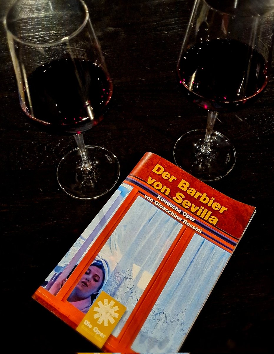 Opernjunkie's tweet photo. Der argentinische Dirigent dirigiert einen ziemlich deutschen Rossini...vielleicht sollte ich ihm einen #InterOpernWein in die Garderobe schicken 🍇 https://t.co/EtbiCAg3MT