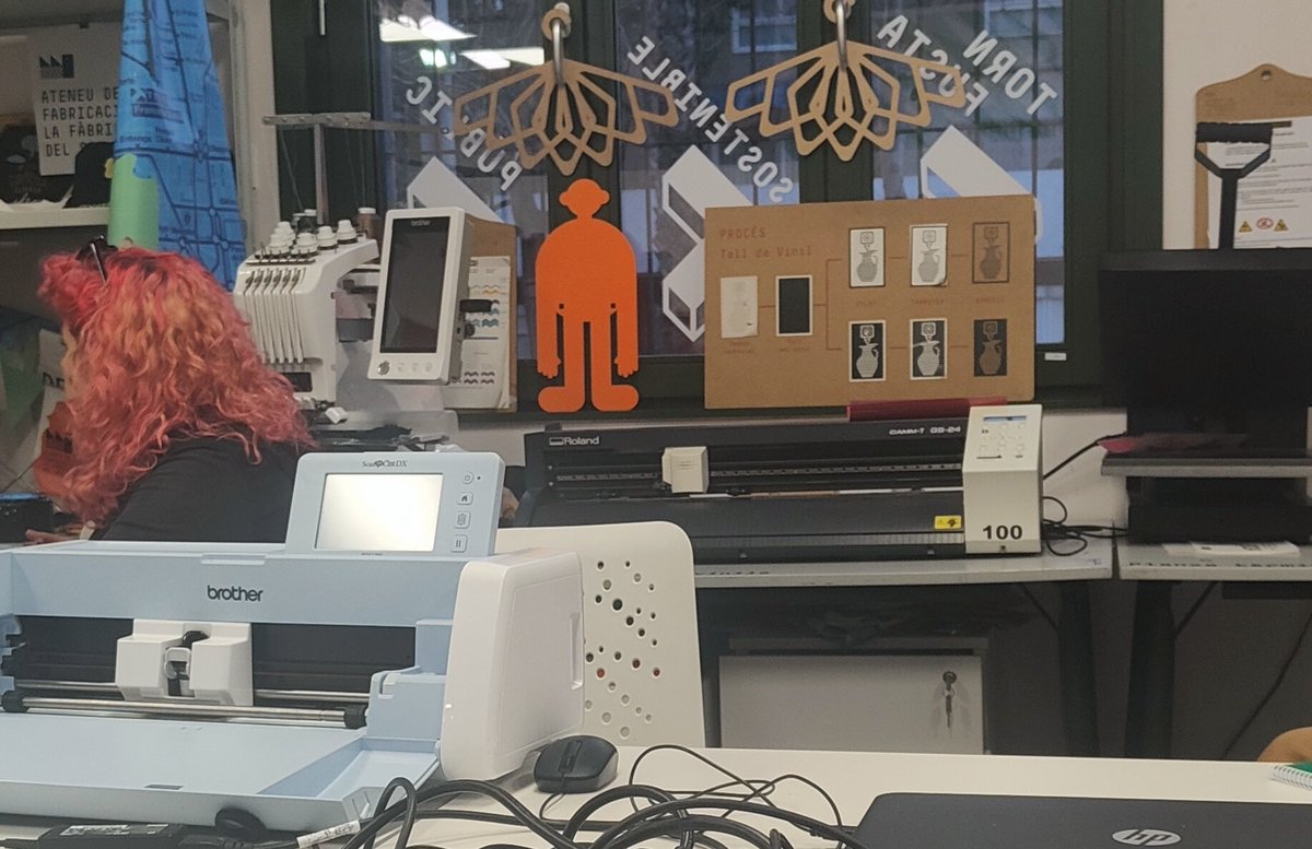 EscolaElsPins's tweet photo. Dimarts una representació del grup impulsor #xarxafaig de l'escola vam visitar l'Ateneu de Fabricació @lfds_bcn per tal de començar a idear el nostre futur espai #Maker i conèixer propostes didàctiques.
@cesirecad
#IntegremLesTac
#Aprendrefent
#AprenentatgeAmbSentit https://t.co/oNF3sURCwy