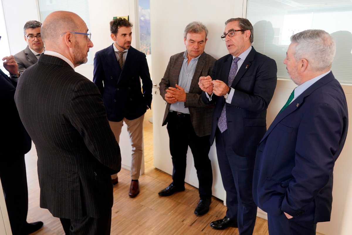 IcagrTwit's tweet image. Hemos podido conocer de la mano del delegado @javinarila las nuevas instalaciones del #CMAC Granada habilitadas por @EmpleoJunta. Unas dependencias más adecuadas y dignas que esperamos se completen cuanto antes con un sistema de gestión de citas online. 
i.mtr.cool/ncpxumfqqq