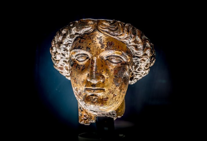 RomanBathsBath's tweet photo. We want to shine a light on some highlights from our collection - starting with the gilt bronze head of the goddess Sulis Minerva, one of the best known objects from Roman Britain.
Find out more:
🔗https://t.co/9AfRrtclks
#RomanBaths #RomanBathsBath #VisitBath #RomanBaths https://t.co/tQnEe5uOp2