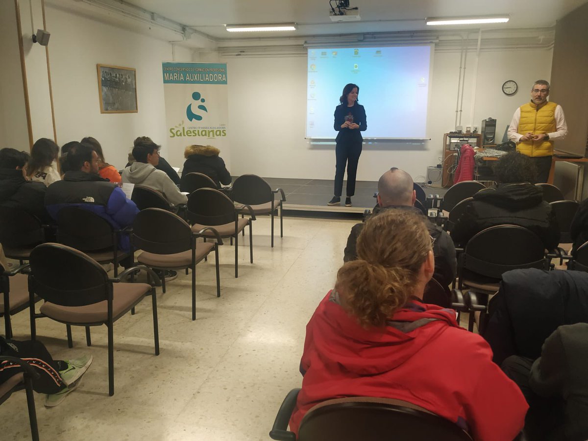 cma_leon's tweet photo. Los #alumnos de #segundo los #CiclosFormativos de
#ASIR, #DAM y #RPAE, a punto de terminar su formación en el centro, han recibido una charla de @Ildefe Ayuntamiento de León sobre #retencióndetalento. Gracias!!!
#aquíhaytrabajo #formacionprofesional #FPDual #leonespaña https://t.co/e0i2mwv3J2