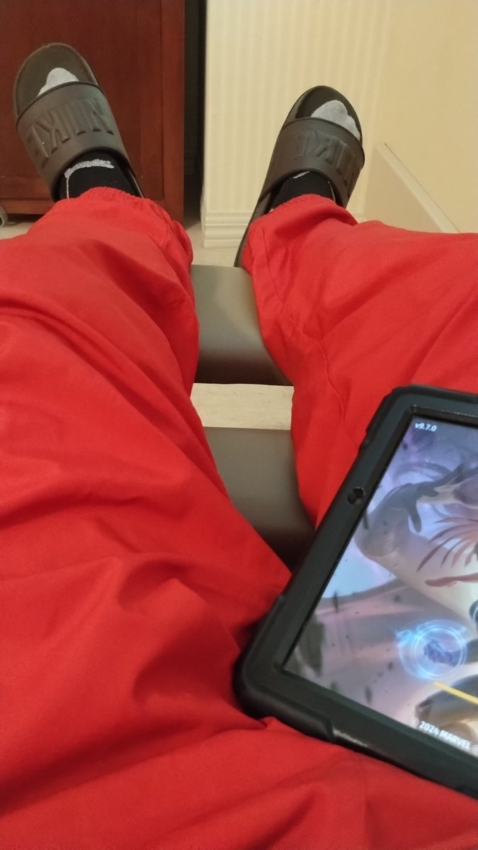 ReggieNuggets's tweet photo. @peaachfaaerie Good thing I wore my red ass pants this morning https://t.co/qRQ9kKbEKP