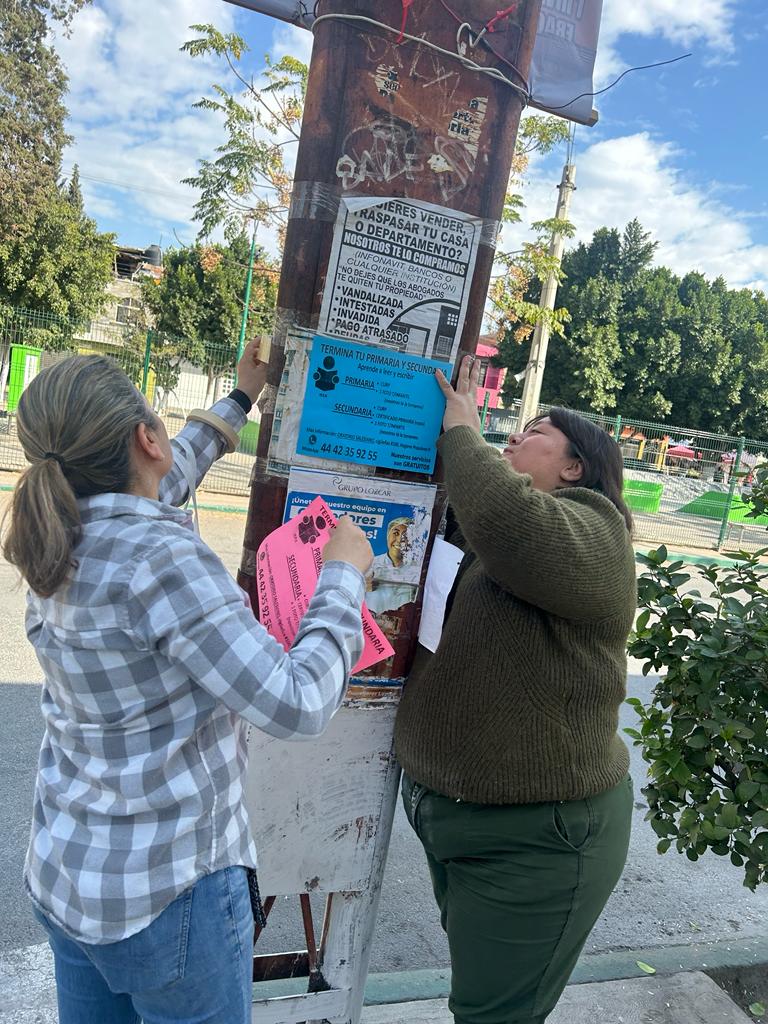 IEEASLP_sgs's tweet photo. Volanteo en Pavón con apoyo de nuestras personas voluntarias y Leonor Duque como T. docente a cargo para llegar a mas personas que aun no concluyen su educación básica. Todos nuestros servicios son gratuitos, acércate a tu plaza comunitaria mas cercana.
#YoSeQuePuedo #ieea_sgs https://t.co/C79YrWzxZl