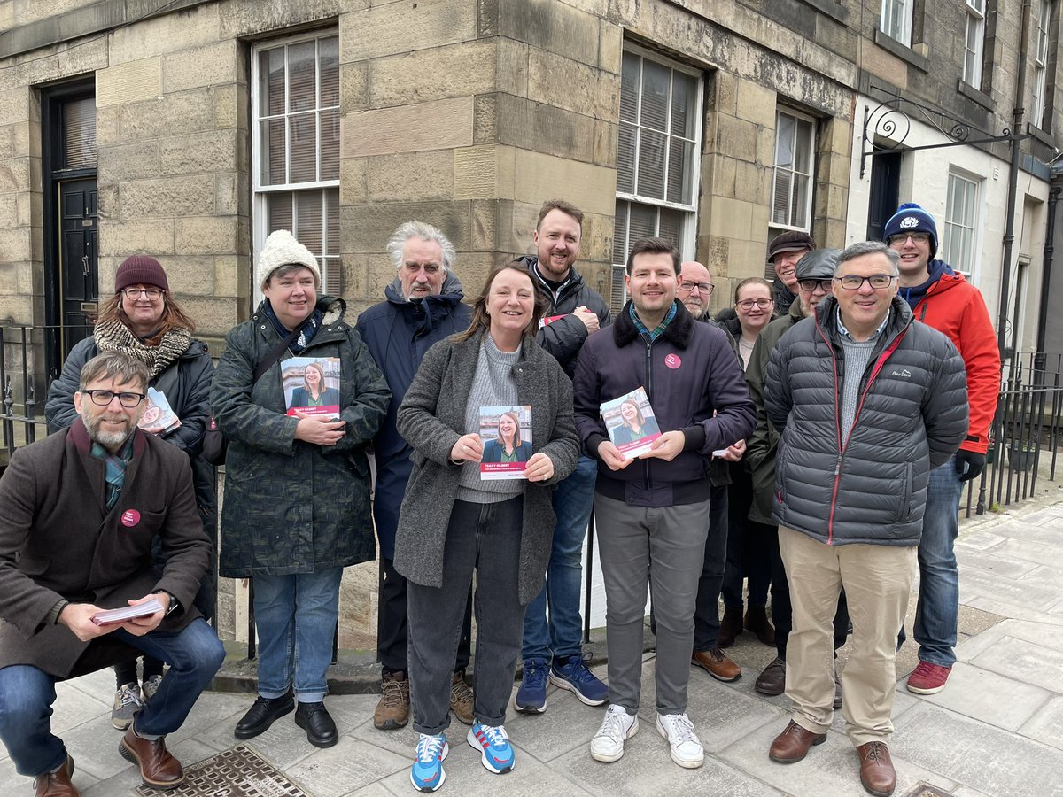 Great Friday afternoon team out in #Warriston for @ScottishLabour candidate @tracygilbert72 🌹🌹🌹🌹