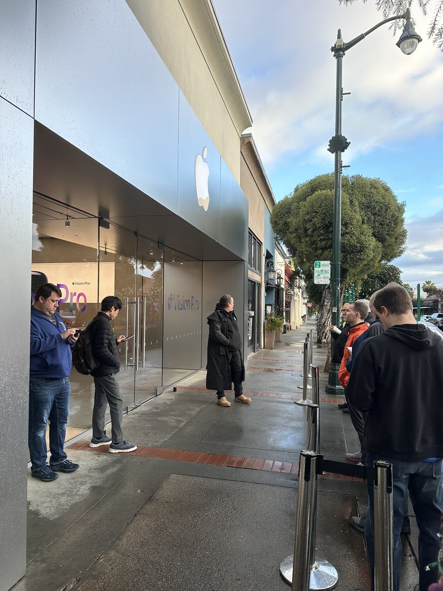 Not a long line at the Apple Store here in Los Gatos 
#AppleVisionPro