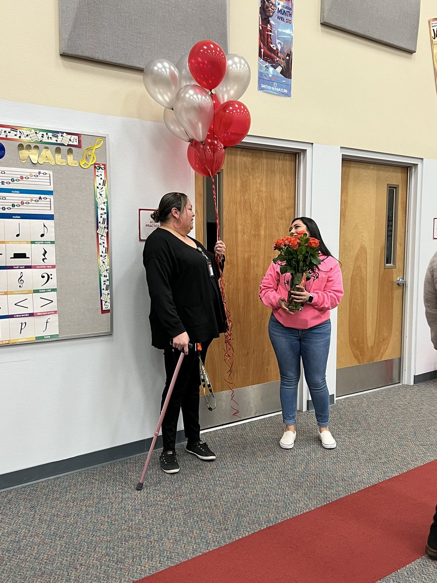 IMarmolejo_SRMS's tweet photo. Congratulations to our Teacher of the Year, Ms. Chuca! 🎶 🎺 🎷 🥁 We appreciate all you do for our campus and students! Well-deserved 👏🏼 🎈 🎊 @mschucaemmsband @MontanaMiddle https://t.co/PH5p58SayD