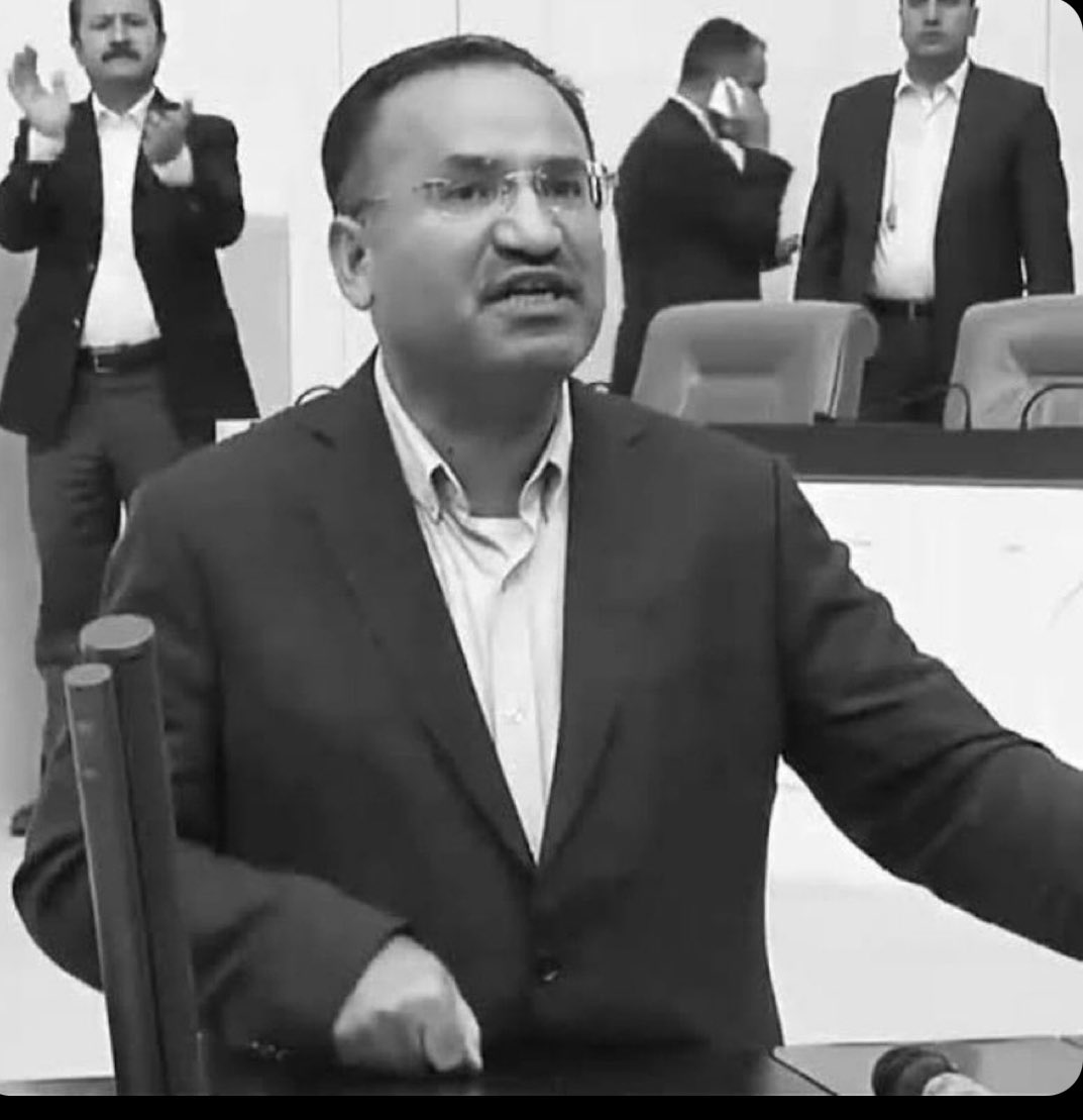 Mecliste yaşanan çirkin saldırı ve davranışlar asla kabul edilemez!

TBMM Genel Kurulunu yöneten TBMM Başkanvekilimiz ve Şanlıurfa Milletvekilimiz Sn. Bekir Bozdağ’a, Anayasa kitapçığı fırlatılması ve sözlü saldırıları kınıyorum.
<a href="/bybekirbozdag/">Bekir  Bozdağ</a>