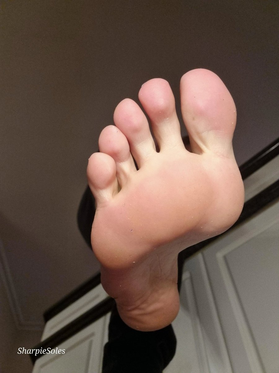 Sharpiesoles's tweet photo. Ready to step into the weekend 👑💕 https://t.co/C3iSeuG6Vv