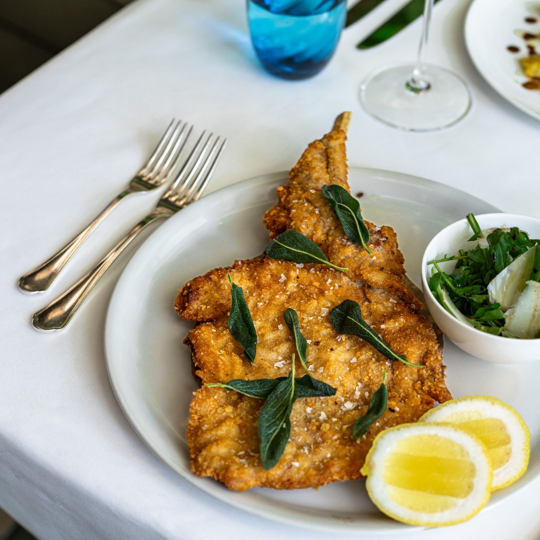 Enjoy our Cotoletta Alla Milanese, perfectly paired with organic rocket salad and drizzled with balsamic vinegar. #Linkinbio to reserve your table. #FSSurfside #LidoRestaurant #Dinner
