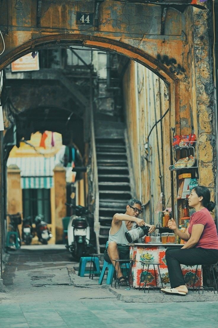 A local tea shop at a corner in Hanoi. This is a sidewalk street-style shop in the old quarter. #Travel #Vietnam #Hanoi #photography #streetvendors