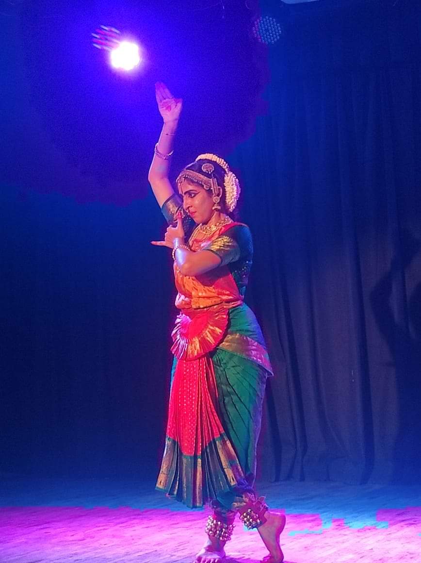 ICCRROBENGALURU's tweet photo. ICCR Zonal Office South Bengaluru @kannada_bhavan @dyesdept @bvbbengaluru FISA B presented Bharatanatyam Dance by Nikhitha Manjunath under Every Friday Cultural Evening Programme #EFCEP on 02 February 2024 at Bharatiya Vidya Bhavan. Glimpses @iccr_hq https://t.co/dOOZbwWw8y