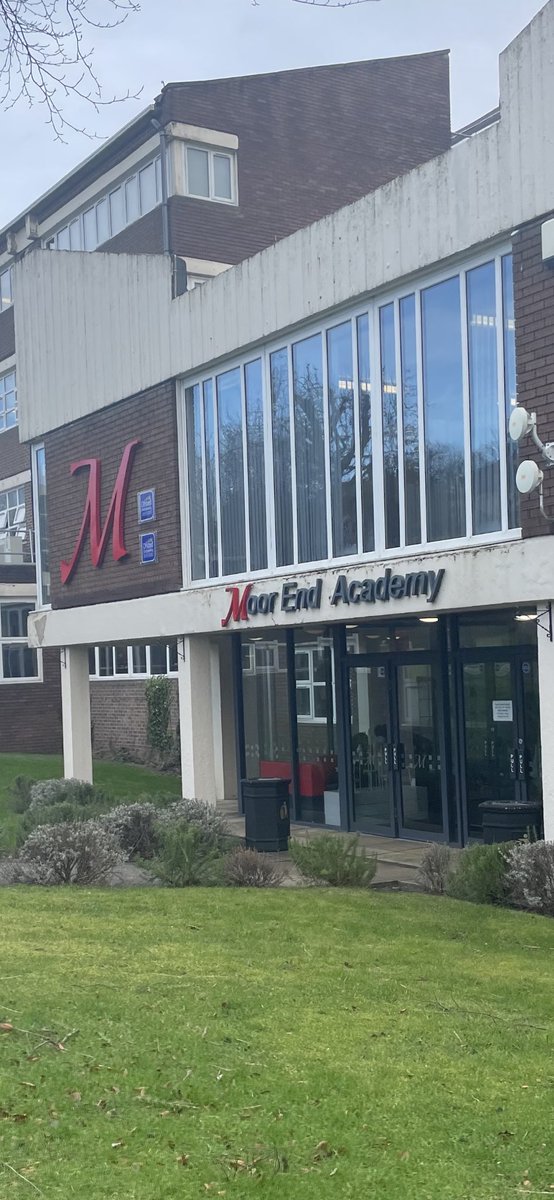 paulhannaford's tweet photo. @moor_end lovely to return to the moor end academy today Huddersfield giving some year 10 a workshop on real life situations that are in their local community #knifecrime πͺ #drugs π #countyline - #gangs ! So big well done π all staff involved https://t.co/VOqH8MEjJz