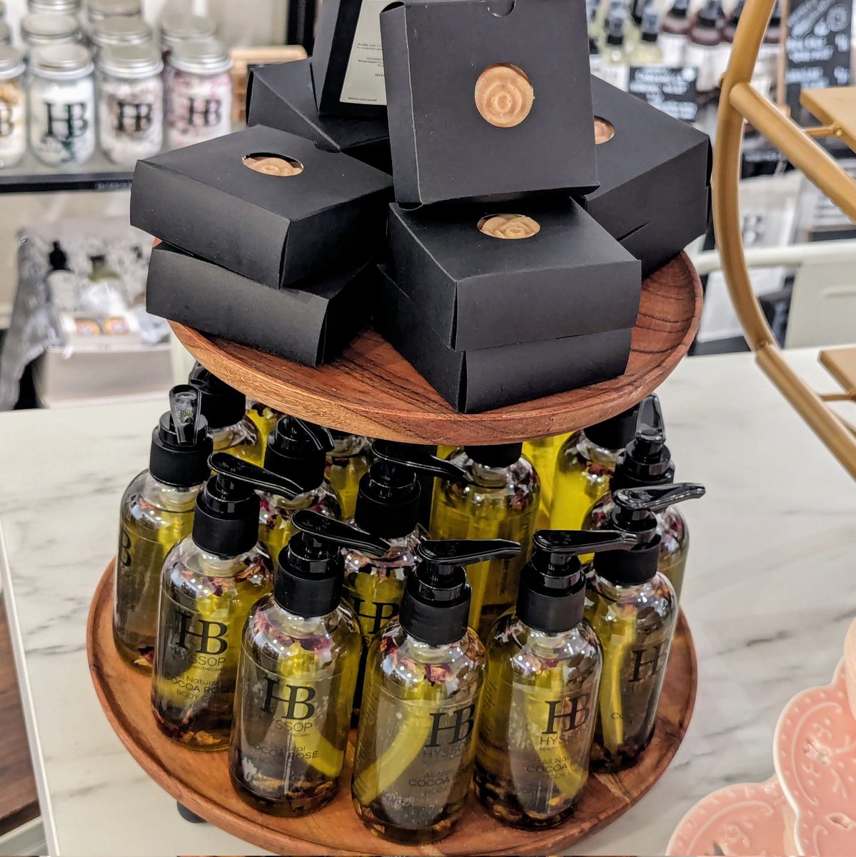 hyssopbeautyllc's tweet photo. #HOWTOHYSSOP COCOA ROSE IS BACK! ❤️
Hyssop's take on chocolate & flowers is perfect for Valentine's Day! This #limitedrelease scent is luxurious, a little sultry, a little sweet. Made with pure cocoa & rose - makes the perfect #gift!
#ValentinesDay #cocoarose #readyourlabels https://t.co/1O4pi6rphS