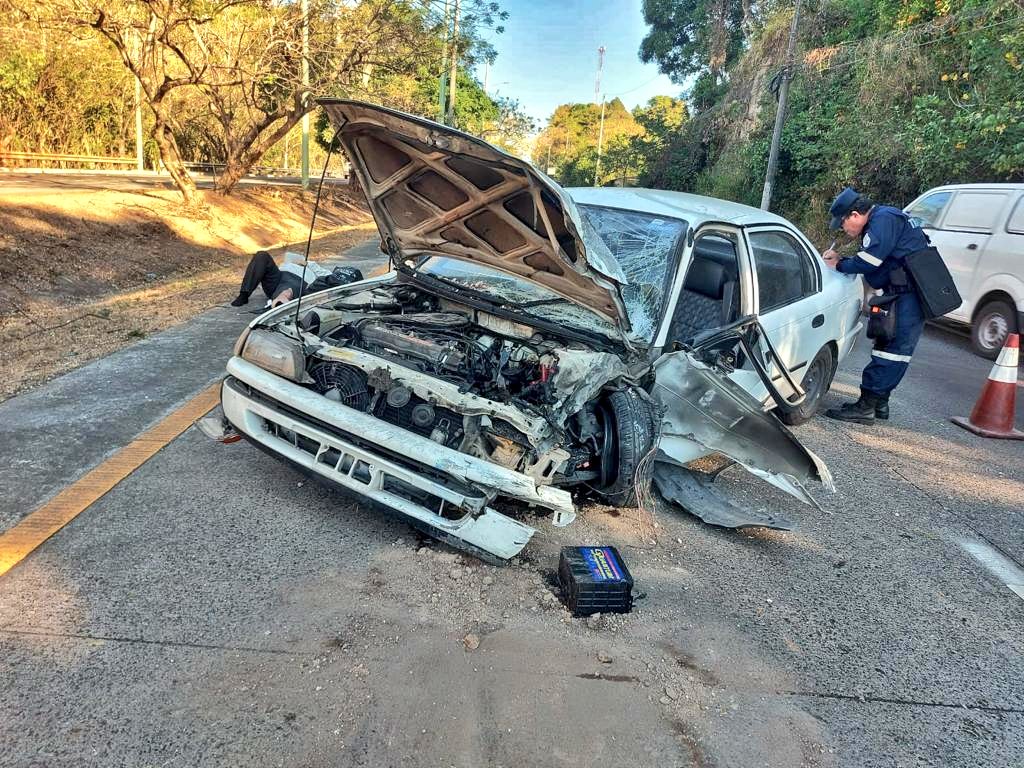 #Nacionales || La PNC reporta un accidente de transito en donde un conductor resultó lesionado, tras dormirse al volante y chocar contra un poste.
Este trágico hecho ocurrió en la autopista a Comalapa, a la altura de Santo Tomás, en el sentido de Olocuilta a San Salvador.
