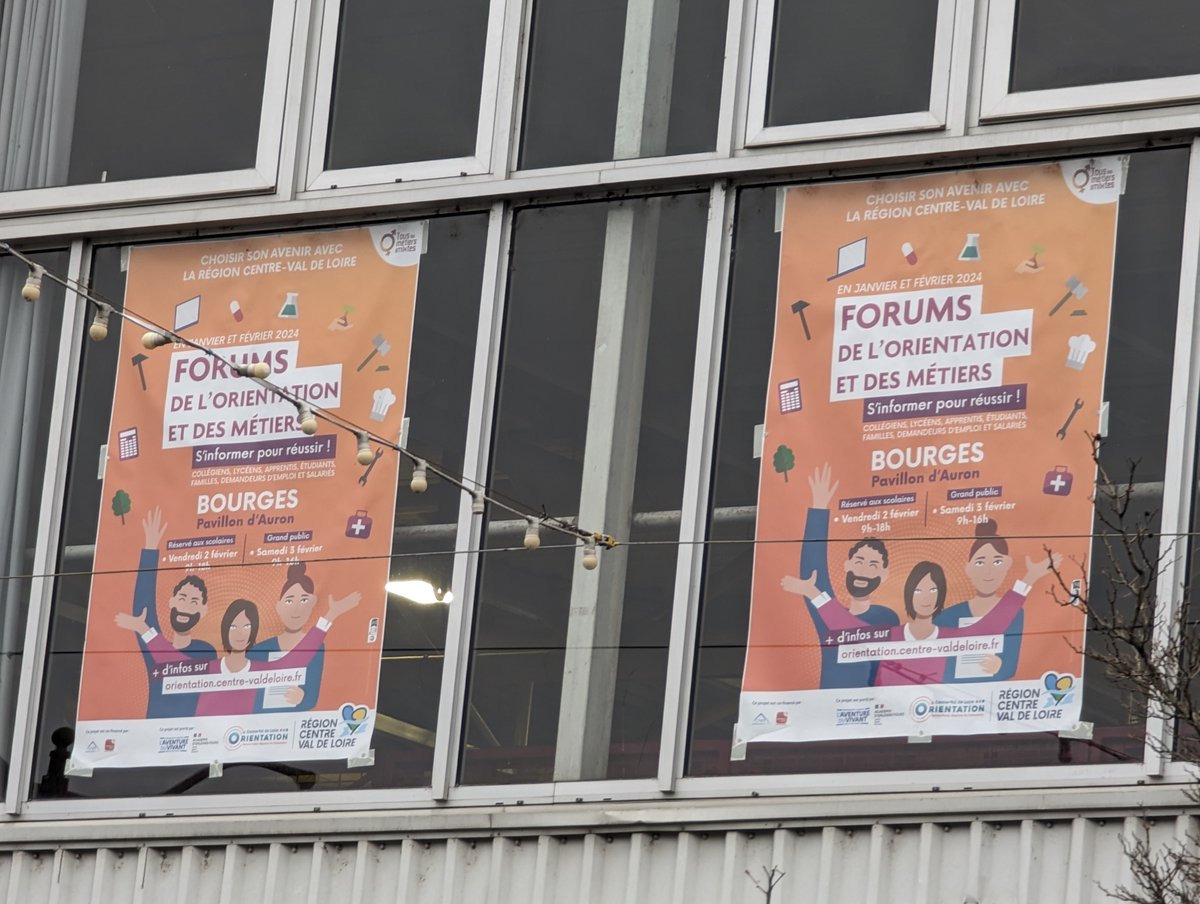 ClgLeGdMeaulnes's tweet photo. Participation constructive des élèves au forum de l’orientation à Bourges. Exploration de diverses formations et échanges avec des professionnels. #Orientation #Bourges @dsden18  @ac_orleanstours @departement_18 @RCValdeLoire https://t.co/Suev24szMI