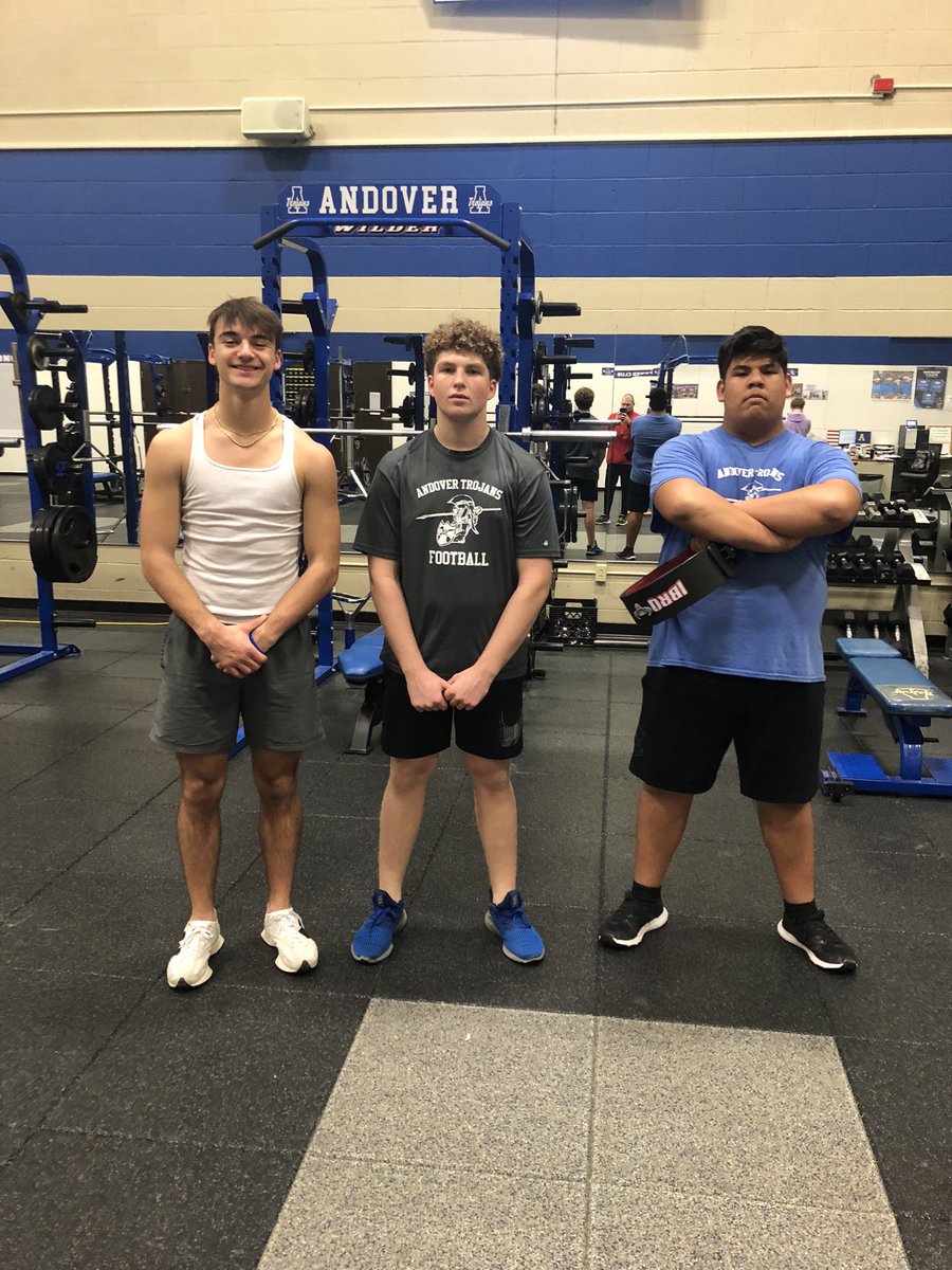 We have 3 new Power Club members for squat! Junior, Quincy Jonas, and sophomore, <a href="/parker_lane10/">Parker Lane</a>, both got 350 to make it for middleweight! Junior, @that2010_milan, makes it for heavyweight by squatting 385!