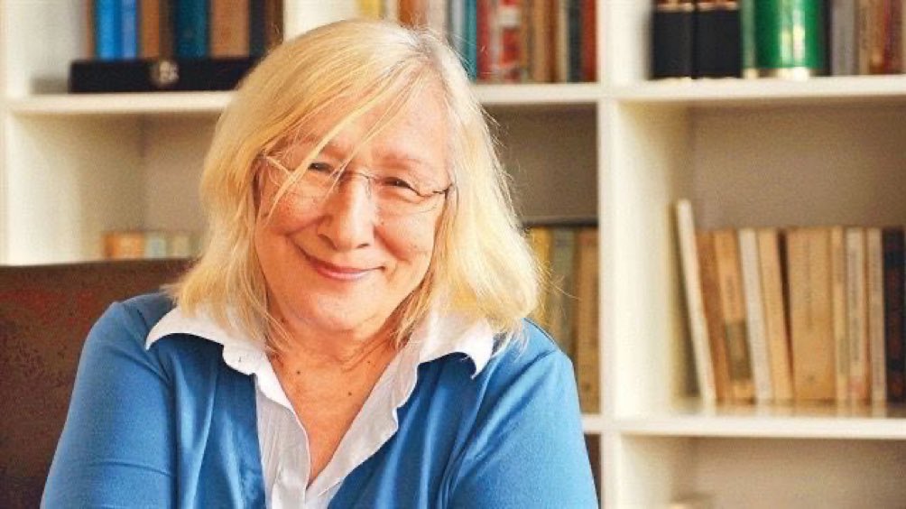 Her daim Hak ve hakikatten taraf duruşuyla gönlümüzde kıymetli bir yere sahip olan Alev Alatlı hocamızı kaybettik.
Kendisiyle kısa da olsa bir sohbette bulunmuş, hayata dair çözümlemelerimiz olmuştu.
Bu topraklarda yaşayan gerçek aydın/entelektüelden biriydi.
Mekanı cennet olsun.