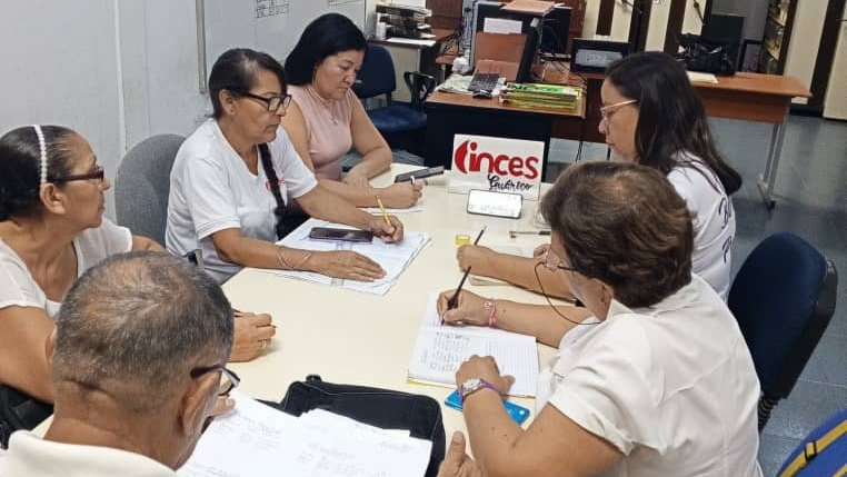 Inces_Guarico2's tweet photo. #2Feb | #AlMomento Nos encontramos en Videoconferencia con el Viceministro de Comunidades Educativas y Unión con el Pueblo Richard Delgado, recibiendo orientaciones en el desarrollo de las asambleas y plenarias de la 7T para el sector Educación. 

 #25AñosJuntoAlPueblo https://t.co/q9NY6WFA4J