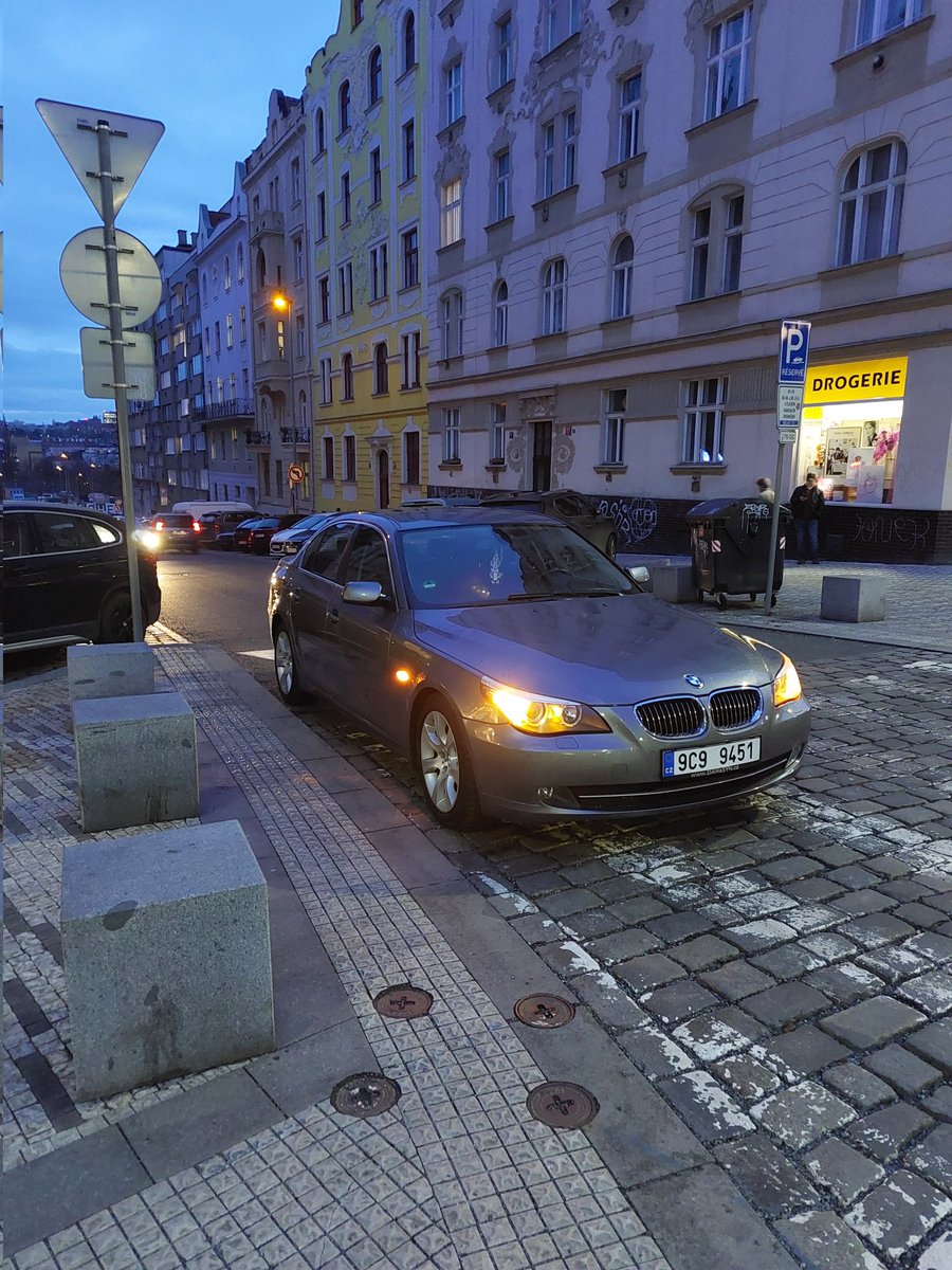 M_Hruska_P10's tweet photo. Jeho ignorantisimo potřebovalo do masny. Otázka života a smrti, asi?
#Vrsovice https://t.co/ZI4bdr4aYs