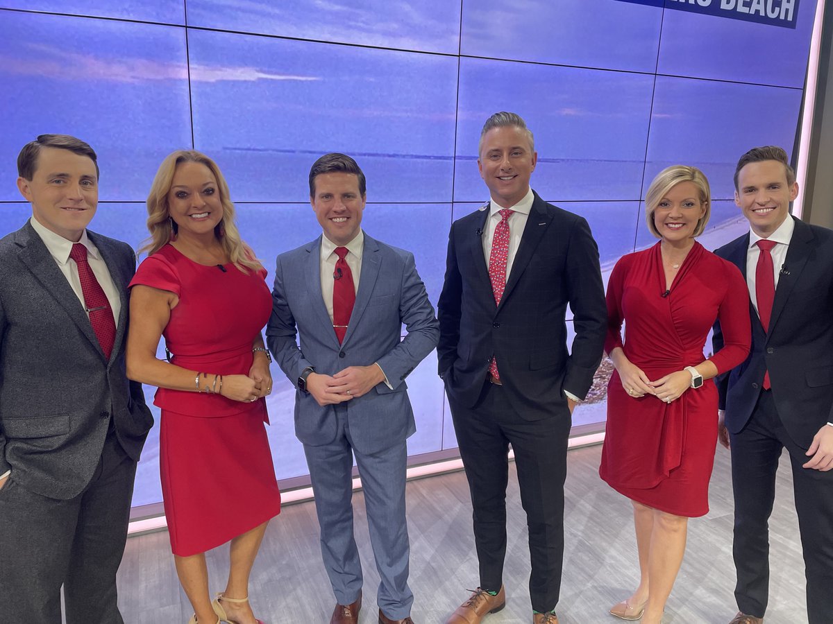 AmericanHeartFL's tweet photo. Thank you @NBC2News and @ABC7SouthwestFlorida for sharing your spectacular pics wearing RED and spreading awareness about National Wear Red Day in honor of women's heart health, because losing one woman to heart disease is one too many! #SWFLGoRed https://t.co/V3N8eLDXBq