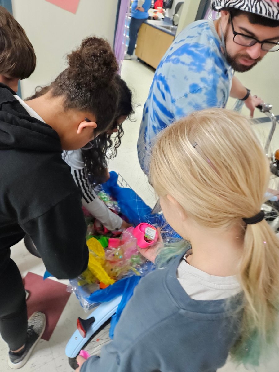 SugarloafRoar's tweet photo. Celebrating #SugarloafRoar WIGs! Here comes Mr. Mitchell on the Wig Wagon assisted by AP Phipps with rewards for students who successfully met their #LeaderInMe Wildly Important Goals! #seausroar https://t.co/BIuFGWjYzg