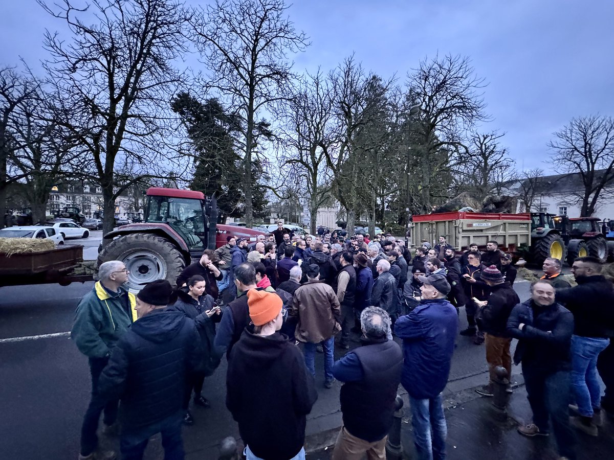 #manifestation @xavierpelletier , Préfet de #loiretcher, est à nouveau aller à la rencontre des agriculteurs mobilisés devant la préfecture. L'occasion d'échanger sur les annonces du Premier ministre et de réaffirmer son engagement. Lundi, il réunira les acteurs du monde agricole