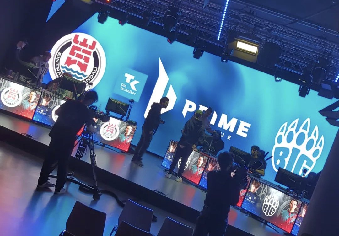 MariaSchamel's tweet photo. Das Offline-Derby im @xperion_germany konnte ich mir nicht entgehen lassen. Mega Stimmung und ein banger Game 🎉 https://t.co/EEt8s038po